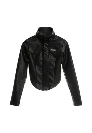 Chaqueta negra de cuero con cuello alto, mangas largas y un pequeño bolsillo en el pecho con cremallera en el lado izquierdo.