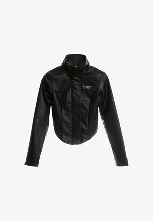 Chaqueta negra de cuero con cuello alto, mangas largas y un pequeño bolsillo en el pecho con cremallera en el lado izquierdo.