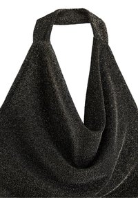 Sort, glitrende stof med en draperet halterneck. Materialet har en funklerende tekstur, der skaber et glat, flydende udseende.