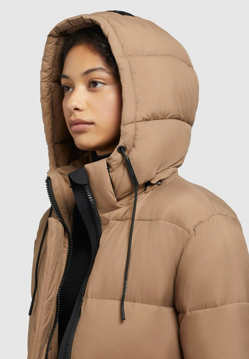 Leichte braune Daunenjacke mit großer Kapuze, gestepptem Design, Frontreißverschluss und Kordelzügen. Glatte, strukturierte Oberfläche.