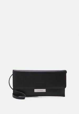 Černá kožená psaníčko s hladkým povrchem, vybavené stříbrným kováním a nastavitelným ramenním popruhem. Elegantní, minimalistický design.