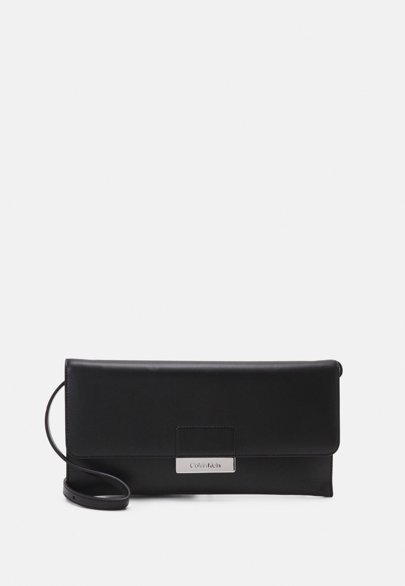 Černá kožená psaníčko s hladkým povrchem, vybavené stříbrným kováním a nastavitelným ramenním popruhem. Elegantní, minimalistický design.