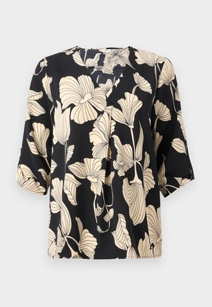Blouse noire avec un motif floral beige, fabriquée en tissu léger. Elle a une coupe décontractée et des manches courtes avec un détail de plis subtil.