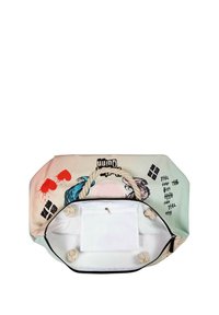 Bolsa de lona con un exterior de tela suave que presenta estampados gráficos en azul y rojo. El interior incluye un bolsillo blanco con cremallera y asas de cuerda.