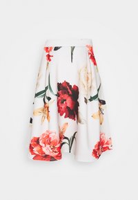 Bílá rozšířená sukně s velkým květinovým vzorem v červené, růžové, žluté a krémové barvě, s zelenými listy a přiléhavým pasem.