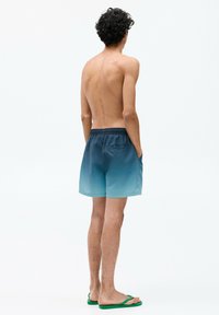 PULL&BEAR OMBRÉ - Șorturi de baie - blue