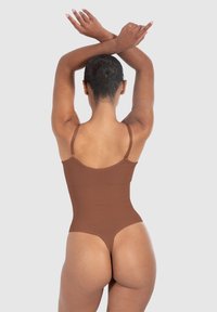 Costume da bagno intero marrone con spalline sottili, texture a costine, schiena scooped e design a gamba alta, che mette in risalto una vestibilità attillata e una copertura minima.