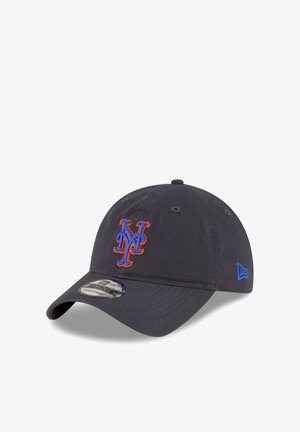 New Era Kappe aus dunkelgrauem Stoff, mit einem gestickten orange-blauen "NY" Logo auf der Front und einem blauen Akzent an der Seite. Verstellbarer Riemen.