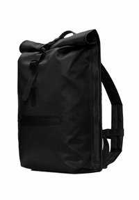 Zaino a roll-top nero realizzato in tessuto resistente, dotato di spallacci regolabili, una tasca con zip e una texture liscia con design minimalista.