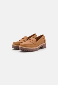 Mocasines de piel de color marrón claro, con punta redonda, parte superior acolchada y suela de goma marrón gruesa que presenta un patrón de relieve para un mejor agarre.