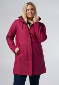 Roze waterdichte regenjas met een capuchon, drukknopen, voorzakken en een rechte snit. Textuur met een gladde afwerking.