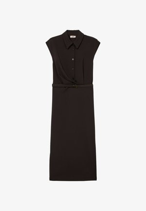 Abito nero senza maniche con collo a camicia, chiusura frontale con bottoni, vita con cintura e silhouette dritta realizzato in tessuto liscio e leggero.