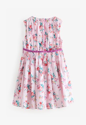 Rochie florală cu fundal roz, decorată cu flori multicolore. Are un design adunat, fără mâneci, și o curea mov în talie.