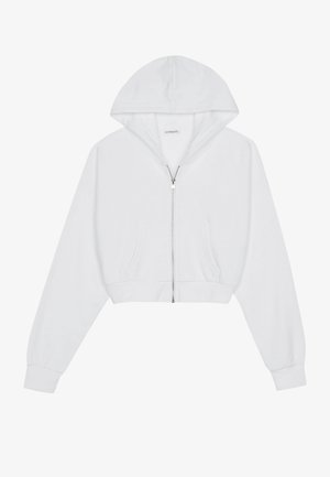 Witte cropped hoodie met voorrits, kangoeroezak, lange mouwen en aangezette capuchon op een effen achtergrond.