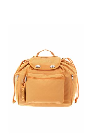 Sac à main Mandarina Duck orange avec poignée supérieure, poche avant zippée, rabat avec double fermoir tournant, et zips latéraux ornés de détails à cordon.