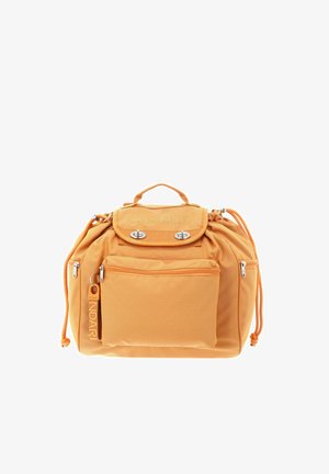 Sac à main Mandarina Duck orange avec poignée supérieure, poche avant zippée, rabat avec double fermoir tournant, et zips latéraux ornés de détails à cordon.