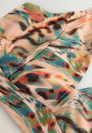 Tissu multicolore avec un motif tourbillonnant mettant en avant des accents roses, verts et noirs, affichant une texture lisse et brillante avec un léger éclat.