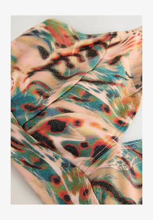 Multifarvet stof med et virvlende mønster, der har rosa, grønne og sorte accenter, og viser en glat, skinnende overflade med let glimt.