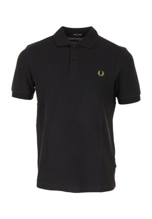 Polo noir en coton avec un col, patte de boutonnage à trois boutons et un petit logo brodé vert sur la poitrine. Manches courtes.