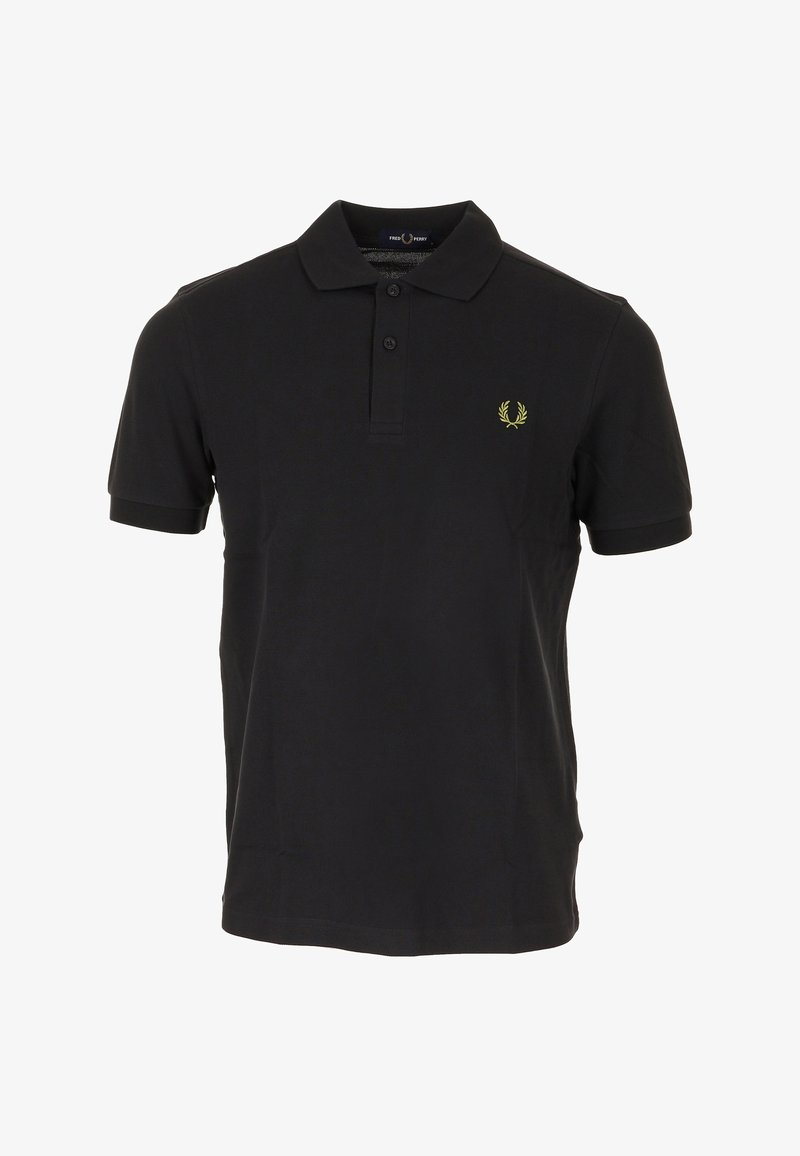 Polo noir en coton avec un col, patte de boutonnage à trois boutons et un petit logo brodé vert sur la poitrine. Manches courtes.