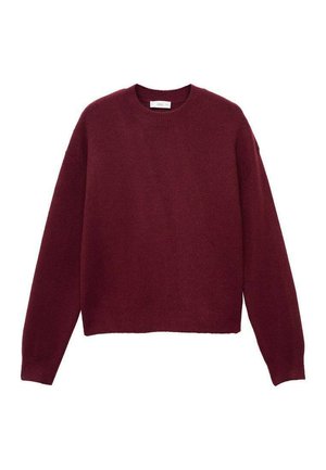 Langsleeve crewneck trui van donker bordeaux gebreide stof, met geribbelde mouwen en zoom, plat gelegd op een witte achtergrond.