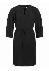 Czarna sukienka z okrągłym dekoltem, plisowanym detalem i wycięciem na przodzie. Posiada rękawy do łokcia oraz pasek w talii umożliwiający regulację dopasowania.