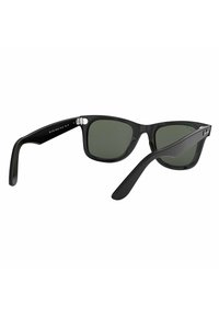 Occhiali da sole neri in plastica con lenti verde scuro. Forma rettangolare classica con braccia eleganti e dettagli metallici.