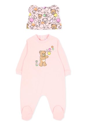 Różowy pajacyk dla niemowlaka z misiem, który puszcza kolorowe bąbelki, oraz dopasowaną czapką z wzorem wielu misiowych buziek i balonów.