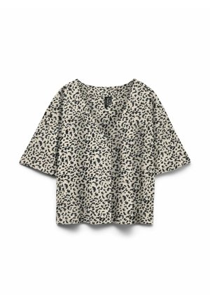 Blouse beige manches courtes avec des taches abstraites de léopard noires et une fermeture à boutons sur le devant en V, montrée sur un fond blanc.