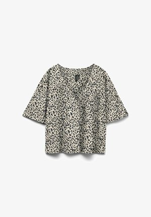 Beige kortærmet bluse med sorte abstrakte leopardpletter og V-hals foran med knapper, vist på hvid baggrund.