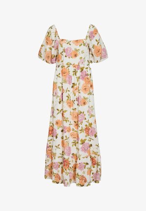 Długa biała sukienka z bufkami na krótkich rękawach i kwiatowym wzorem pomarańczowych i różowych róż z zielonymi liśćmi.