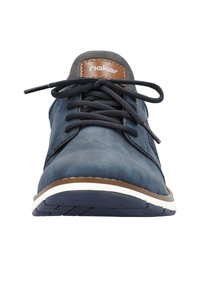 Chaussures en cuir bleu au texture lisse, à bout rond, avec des lacets noirs et une semelle contrastante blanche et brune. Présente un écusson de marque sur la languette.