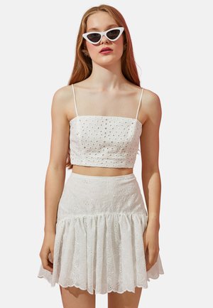 THIN STRAPPY BRODE CROP TANK - Top - white