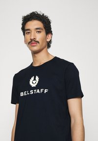 Belstaff SIGNATURE - Camiseta estampada - dark ink