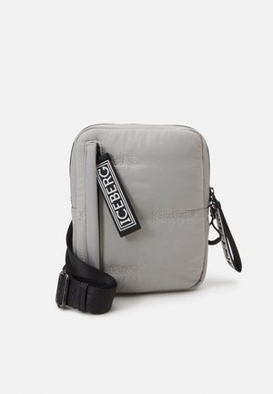 Sac bandoulière carré gris clair avec sangle noire réglable et grandes étiquettes logo ICEBERG à l'avant et sur la fermeture éclair.