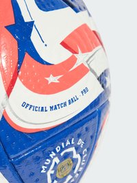 Pallone ufficiale con design blu, bianco e rosso. Presenta una superficie testurizzata, stelle e marchi: “MUNDIAL DE CLUB” e “PALLONE UFFICIALE DA PARTITA - PRO.”
