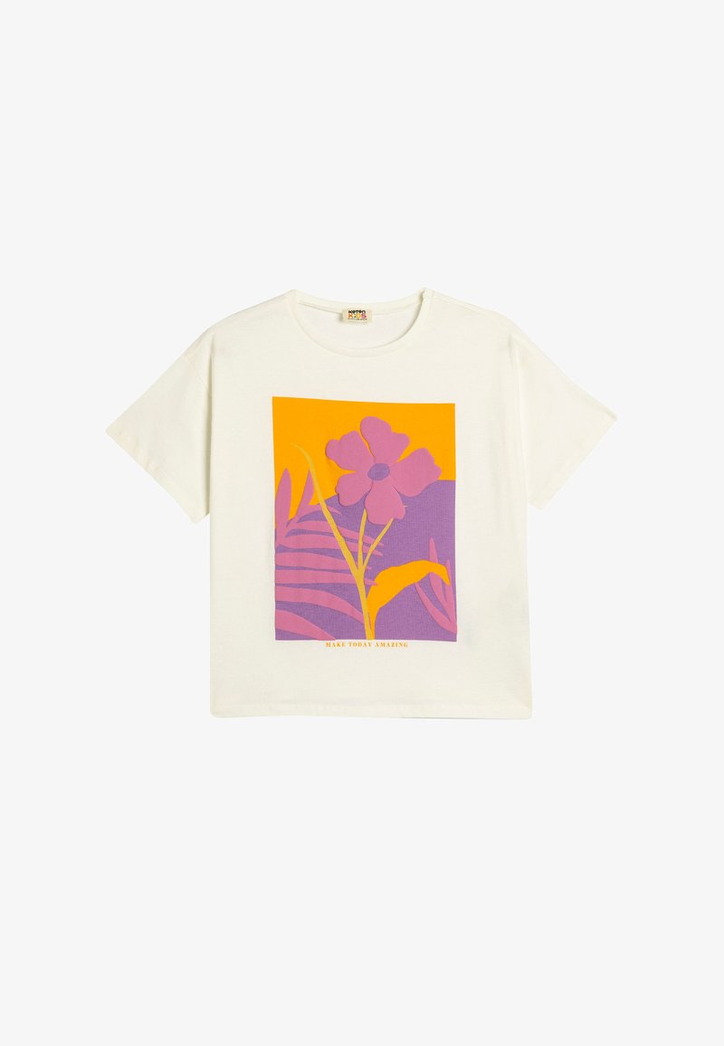 Hvid T-shirt med kort ærme, der har et firkantet grafisk motiv med en lilla blomst og gule accenter på en orange baggrund. Teksten nedenunder lyder "GØR I DAG FANTASTISK."