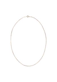 Metal kædedyse indeholdende skiftende rektangulære led i guld, sølv og rosaguld; glat tekstur; sikret med en fjederlås.