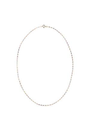 Metalliketju koru, jossa vuorottelevat kultaiset, hopeiset ja ruusukultaiset suorakulmaiset lenkit; sileä pinta; kiinnitetty jousiketjulla.