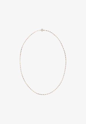 Metal kædedyse indeholdende skiftende rektangulære led i guld, sølv og rosaguld; glat tekstur; sikret med en fjederlås.