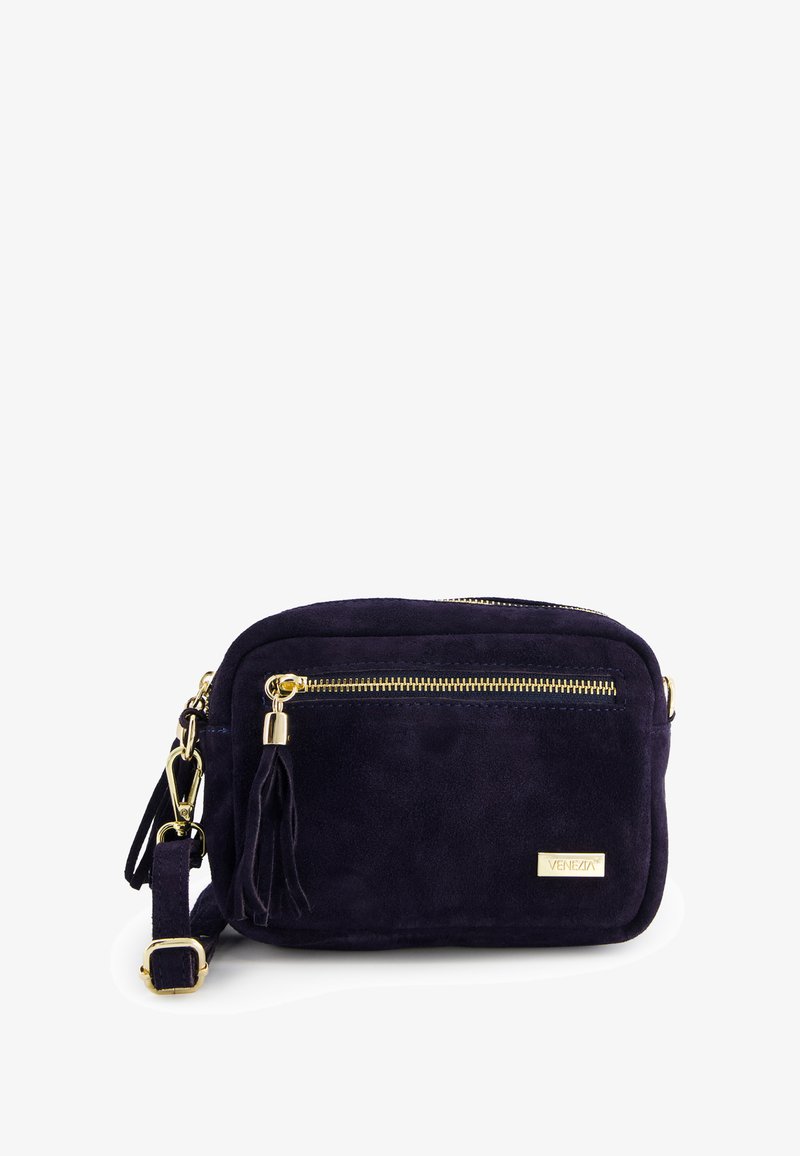 Lille navy suede crossbody taske med guld lynlås, frynsedetalje, justerbar rem og en guld "Venezia" logo plade.