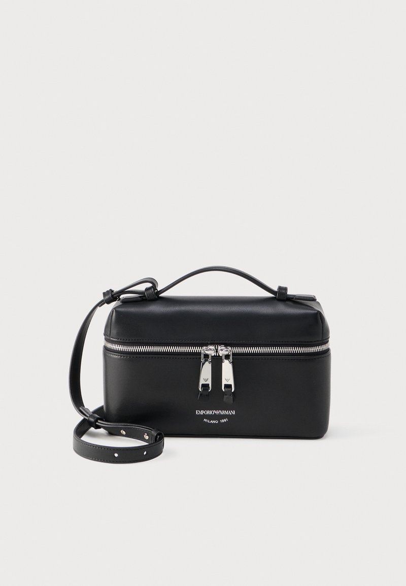 Μαύρη ορθογώνια δερμάτινη τσάντα crossbody με ασημί διπλό φερμουάρ και ρυθμιζόμενο λουρί, με το λογότυπο Emporio Armani και το κείμενο Milano 1981.