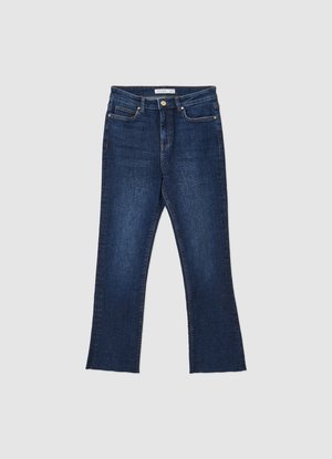 Jeans en denim bleu foncé avec une coupe droite et un ourlet évasé. Comprend des poches avant, une braguette zippée et des surpiqûres contrastantes.