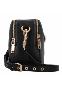 Borsa in pelle nera con accessori in tonalità oro, due compartimenti con zip e una tracolla regolabile con ritagli circolari. La texture è granulosa.
