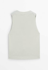 Top maniche corte grigio chiaro con una texture a costine, caratterizzato da un scollo rotondo e un orlo pulito nella parte inferiore. Design semplice e minimalista.