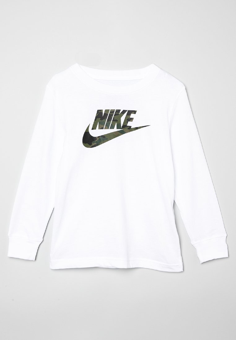 Chemise en coton blanc à manches longues avec un logo Nike en camo vert sur le devant. Encolure ronde et poignets côtelés. Design simple et décontracté.
