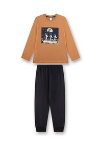 Braune Langarmbluse mit grafischem Druck und schwarze Sweatpants mit elastischem Bund. Der Stoff scheint weich mit einer glatten Textur zu sein.