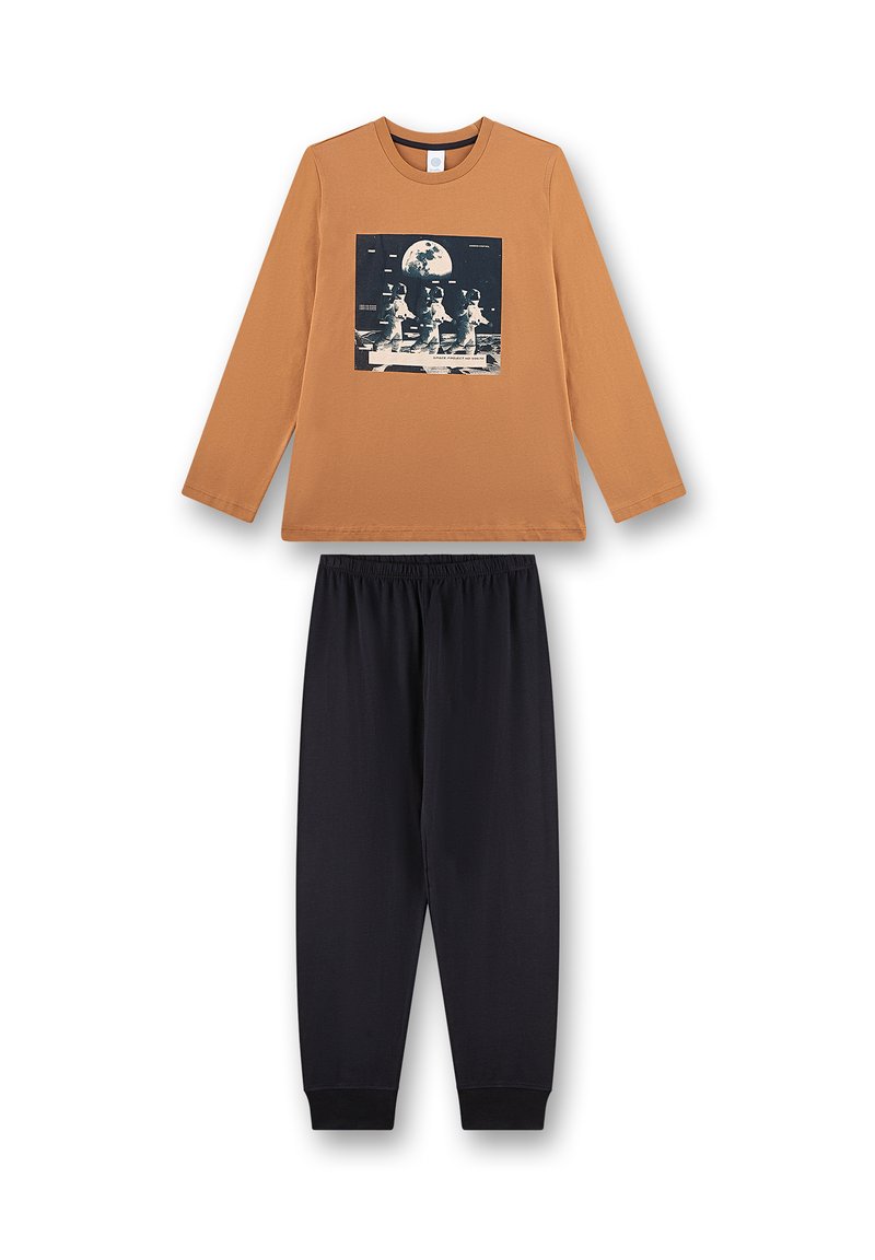 Braune Langarmbluse mit grafischem Druck und schwarze Sweatpants mit elastischem Bund. Der Stoff scheint weich mit einer glatten Textur zu sein.