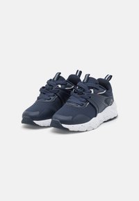 Chaussures de sport bleu marine avec tige en mesh et semelle en caoutchouc. Les caractéristiques comprennent une semelle intermédiaire avec des éclats blancs et plusieurs accents de boucles de lacets.