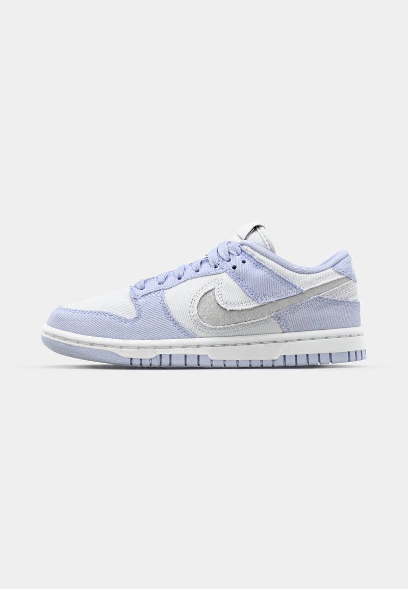 Zapatillas Nike Dunk Low en azul claro y blanco, con materiales de panal y ante, suela de goma y elementos de diseño clásico.